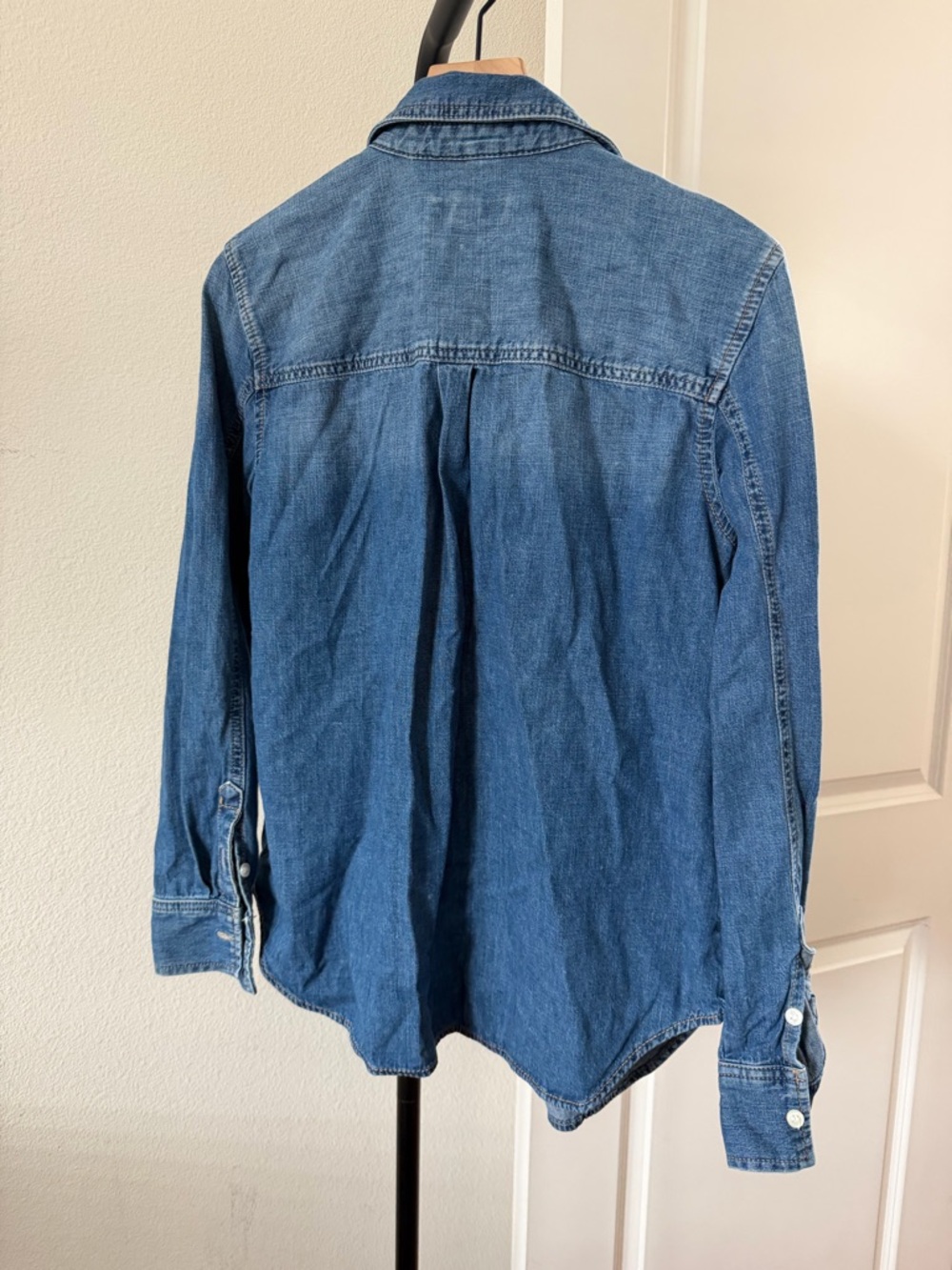 Ann Taylor Women's weekend Blue Denim Button-Down Shirt - Picture 5 of 5